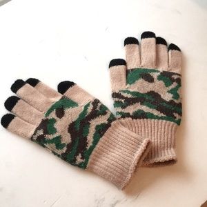 Urban Outfitters Pink Camo Gloves